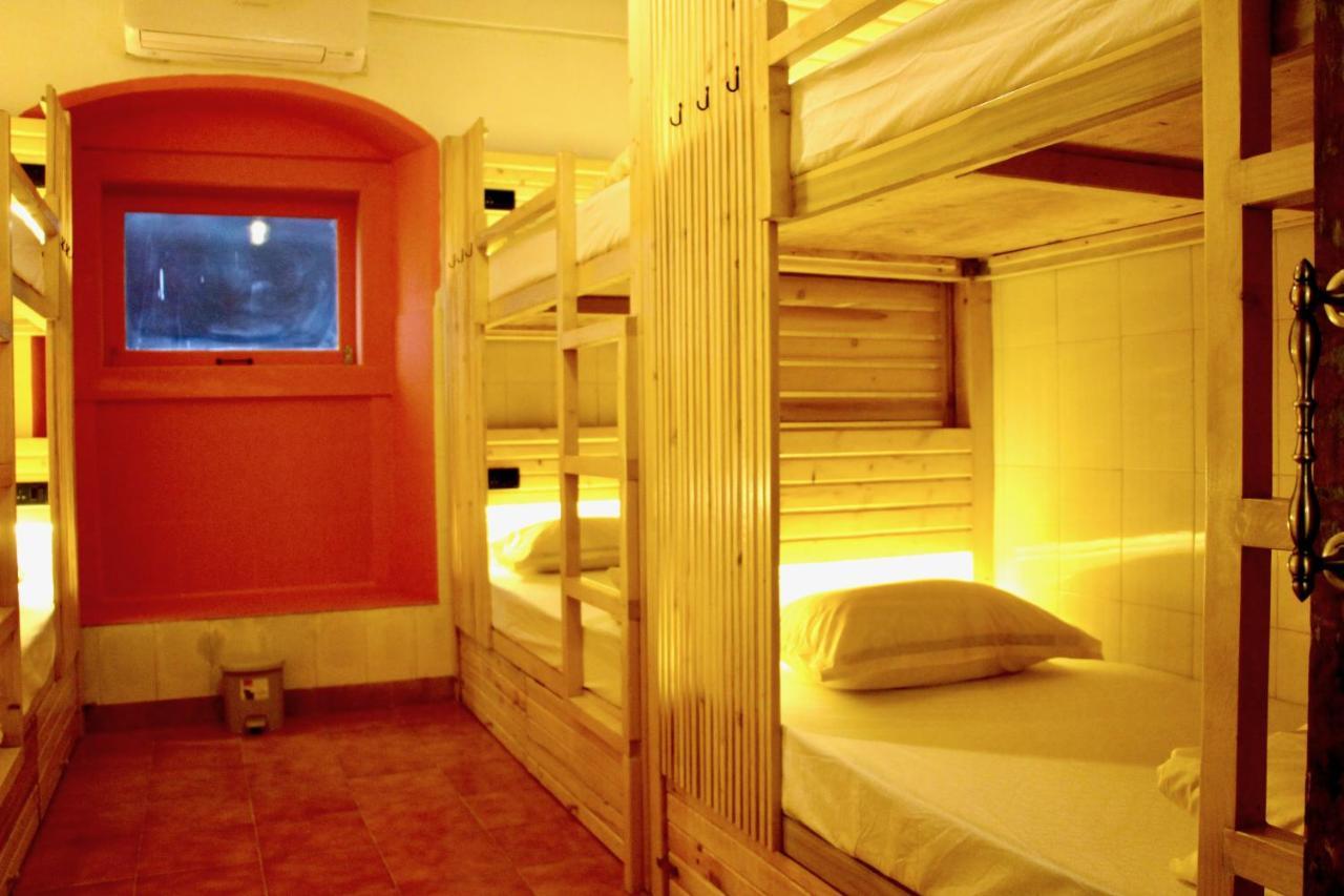 Gosolo Stays Bandra Hostel Mumbai Exterior foto