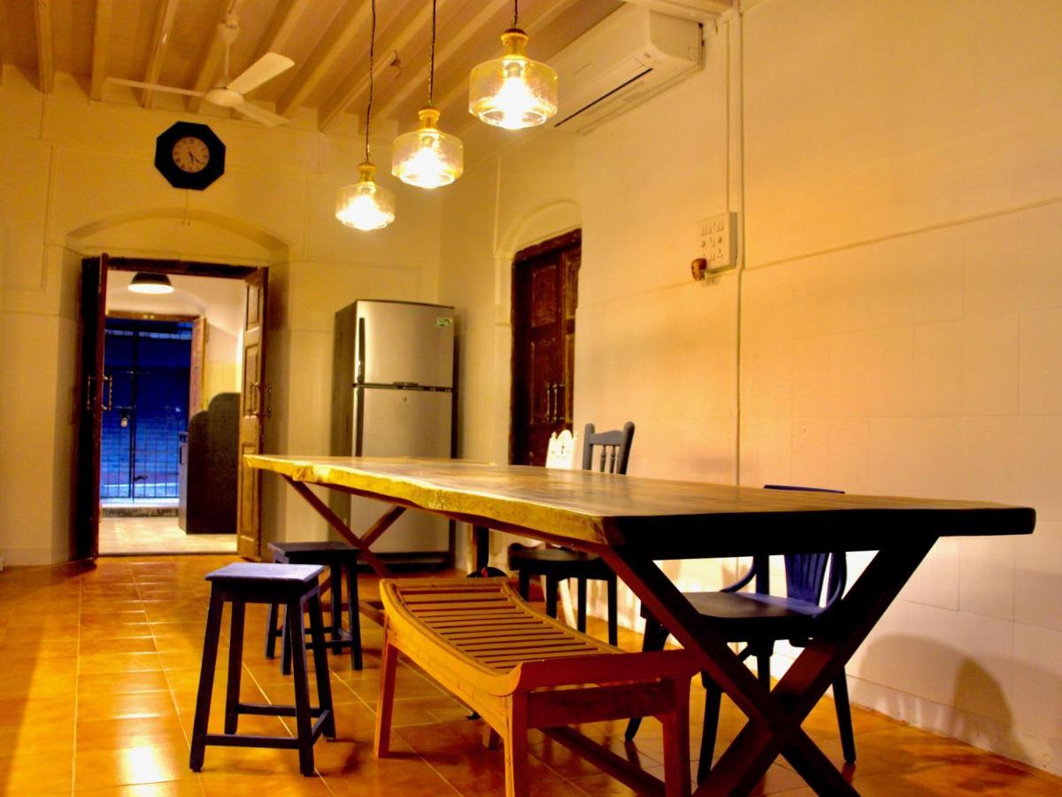 Gosolo Stays Bandra Hostel Mumbai Exterior foto