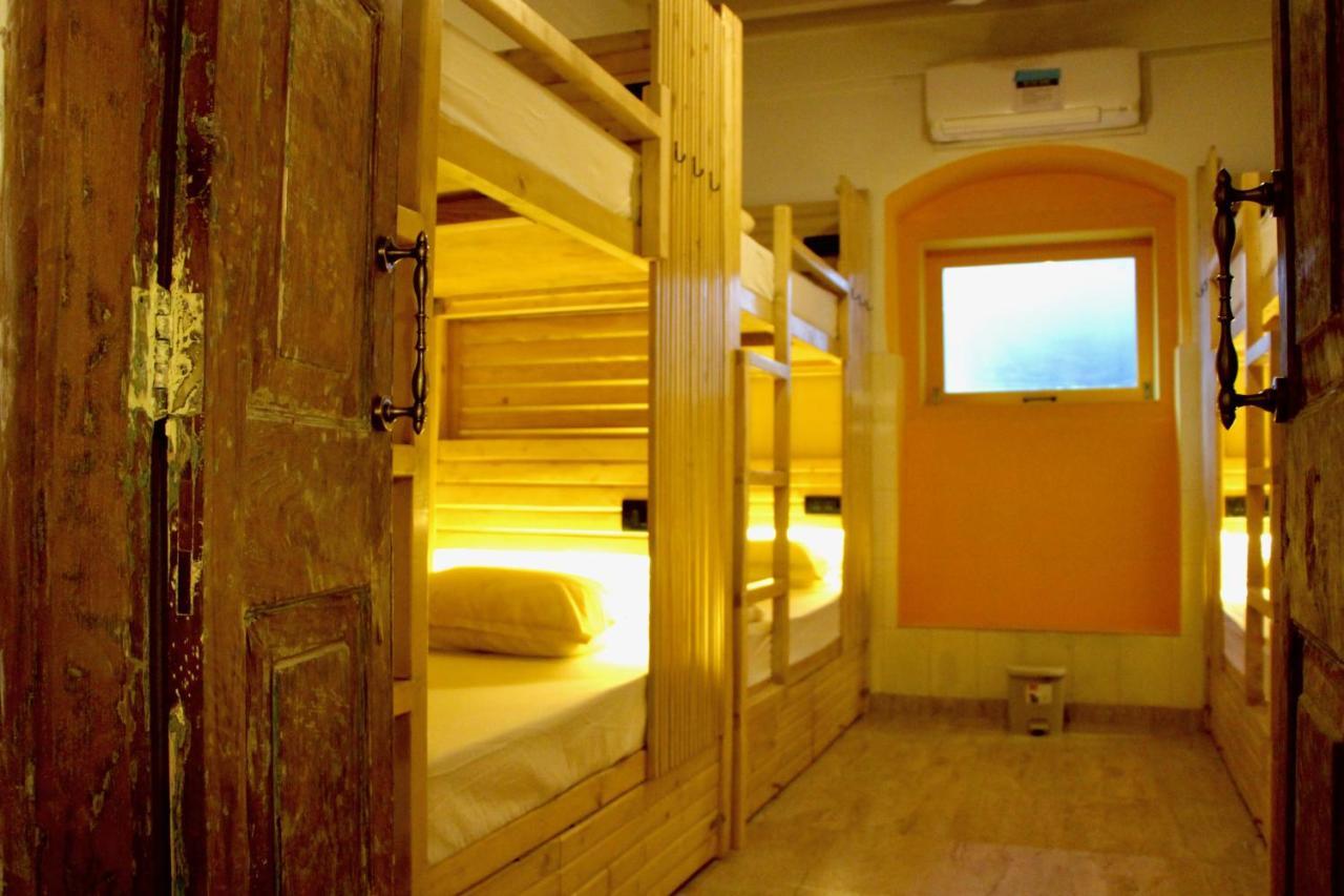 Gosolo Stays Bandra Hostel Mumbai Exterior foto
