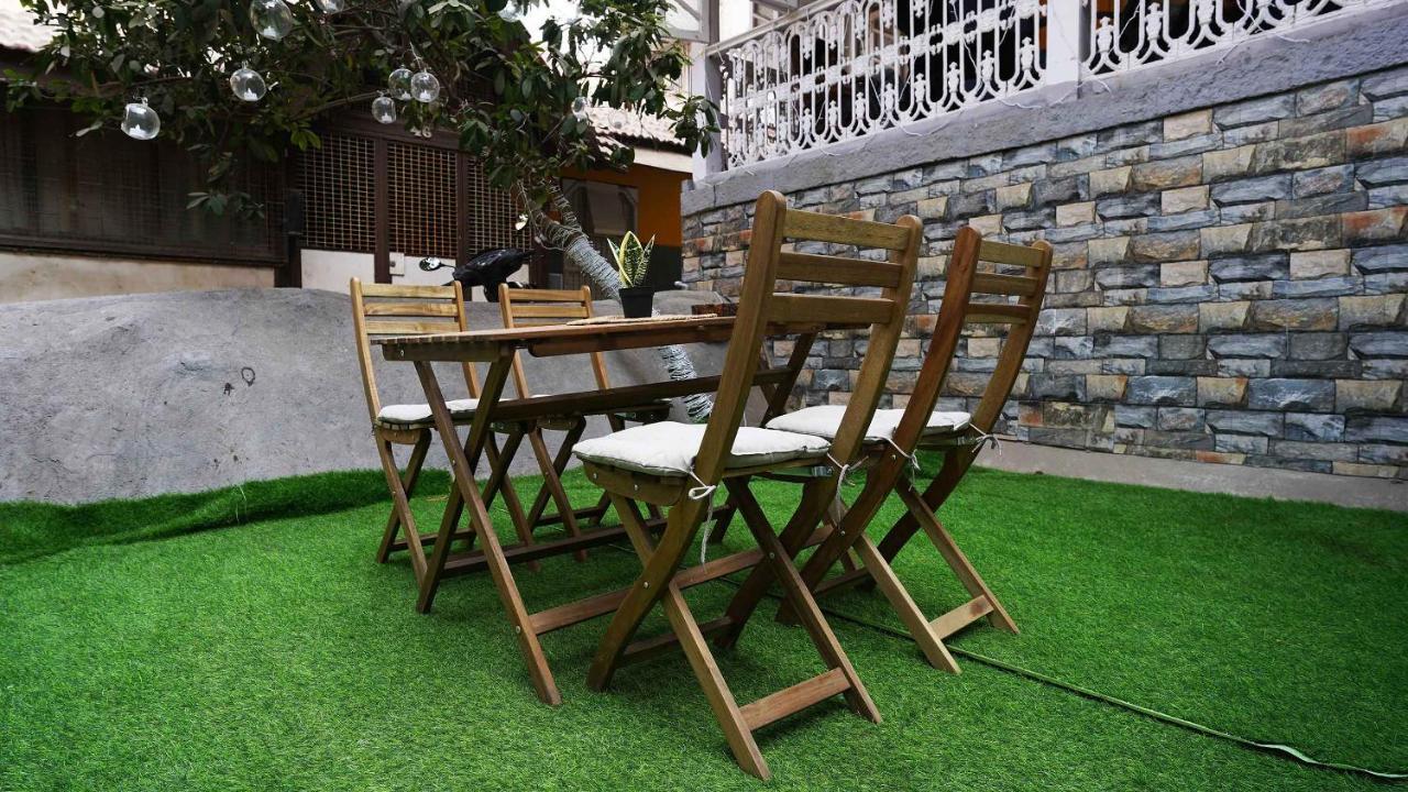 Gosolo Stays Bandra Hostel Mumbai Exterior foto