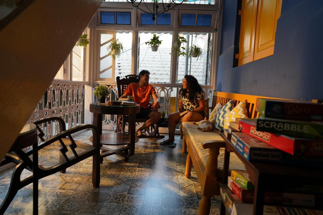 Gosolo Stays Bandra Hostel Mumbai Exterior foto