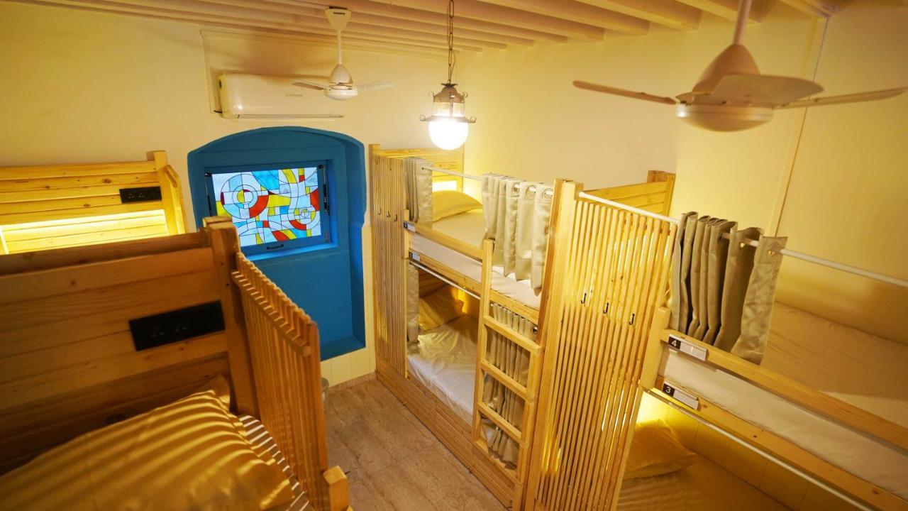 Gosolo Stays Bandra Hostel Mumbai Exterior foto