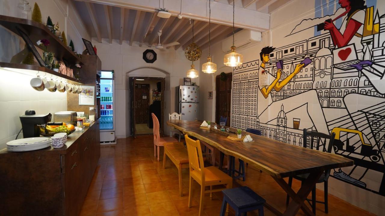 Gosolo Stays Bandra Hostel Mumbai Exterior foto