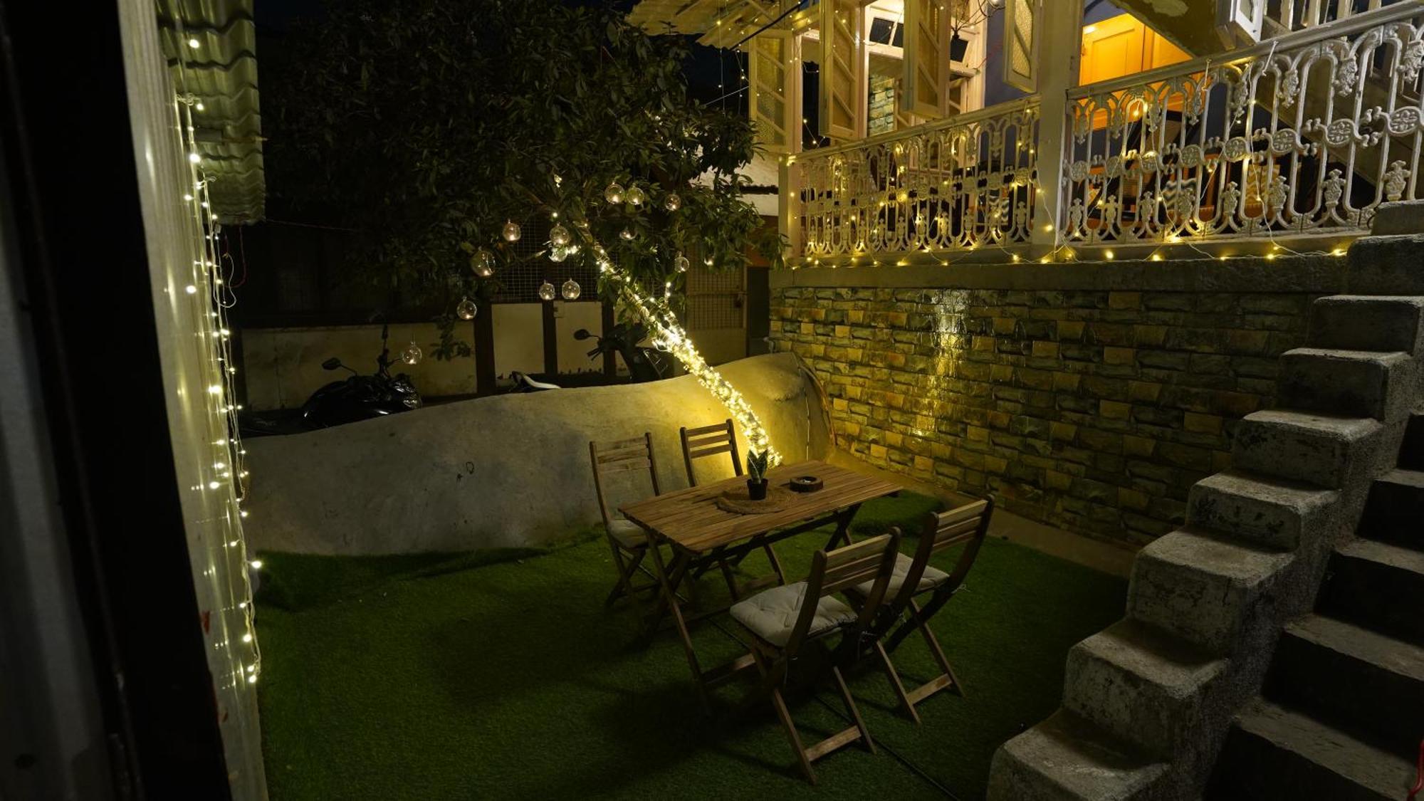 Gosolo Stays Bandra Hostel Mumbai Exterior foto